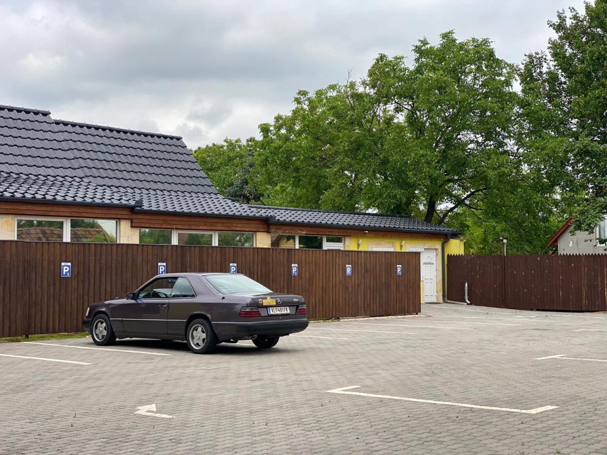 Blueline Motel Jászberény Bagian luar foto