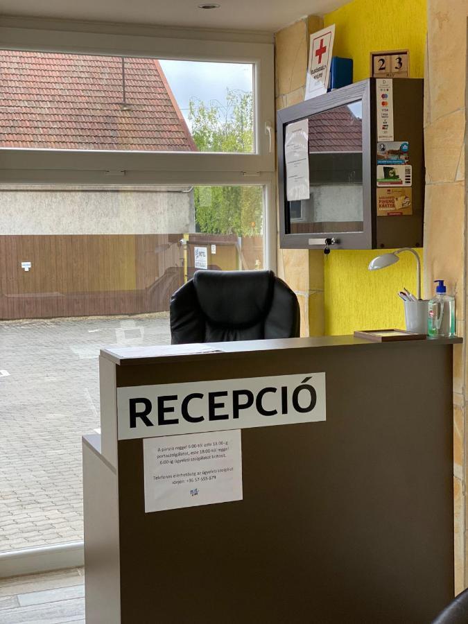 Blueline Motel Jászberény Bagian luar foto